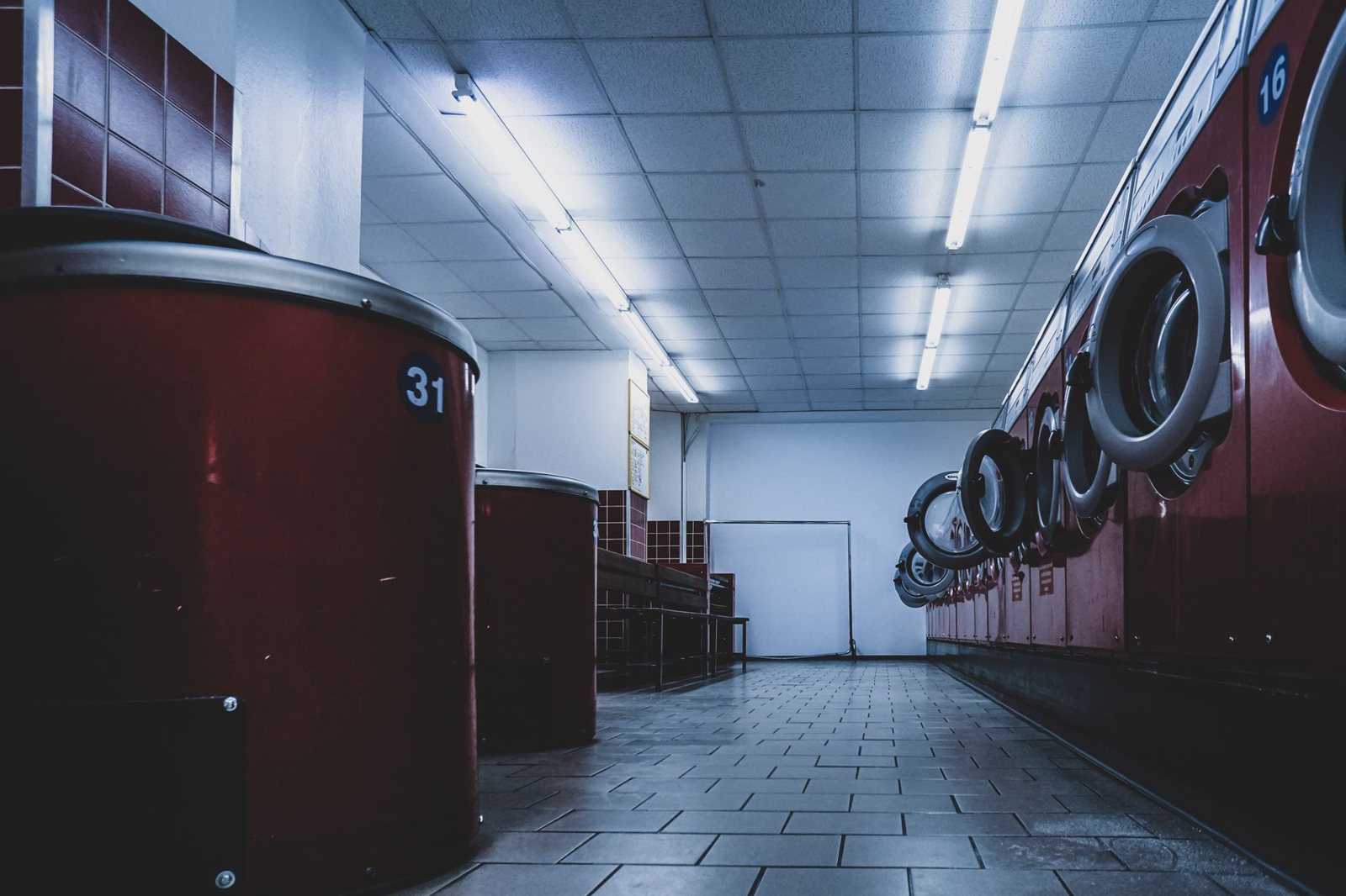 Illustrationsfoto: clean commercial interior surface cleaning, redaktionelt hero-billede for murmandapss.com
